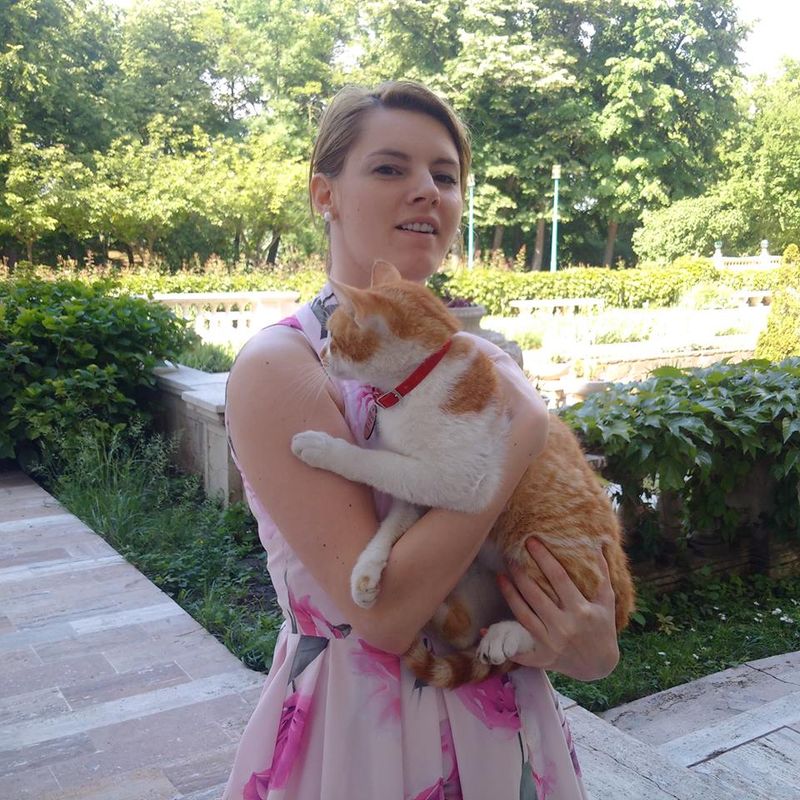 Cristina Verona Tobi, directorul Muzeului Cotroceni, cu Ferdinand, in gradina Palatului