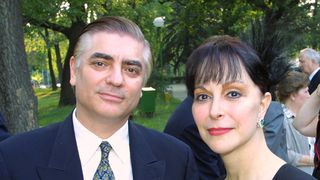 Ea e fiica secreta a Printesei Lia! Melia are 41 de ani si traieste peste Ocean! In vreme ce mama ei are tot mai multe probleme, Melia e super fericita cu sotul ei indian