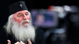 Vietile a patru copilasi care locuiau intr-un grajd alaturi de mama lor s-au schimbat, dupa ce Mitropolitul Banatului le-a cumparat o casa