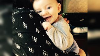 O tanara de 19 ani si-a nascut bebelusul pe podeaua din bucatarie. Ea nu a stiut ca este insarcinata si nu stie nici numele tatalui copilului