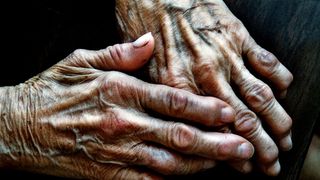 Batrana de 83 de ani din Buzau, data afara din casa de fiu si nora. Ea locuieste in frig, intr-un sopron de langa casa