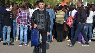 Baiatul orfan din Breaza de Buzau ajutat de Gigi Becali a ajuns in grija preotului comunei! Bunica adolescentului a murit in urma cu un an!