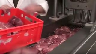 Cat de "naturala" este carnea pe care o cumparam din magazin: nicio bucatica nu scapa neprocesata