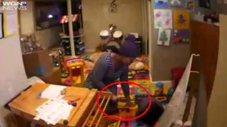 Un baietel de doi ani a fost ars cu un ondulator de par de bona. Femeia incerca sa il disciplineze pe micut