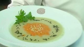 Cum preparati cea mai buna supa crema de legume in doua culori! E un adevarat rasfat pe timp de iarna. Ne incalzeste imediat si ne scapa de raceala si tuse