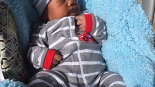 Un bebelus a cantarit peste 6 kilograme la nastere. Parintii l-au poreclit "Incredibilul Hulk" si ii cumpara haine pentru copii de 18 luni