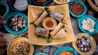 Asta e motivul pentru care te ingrasi fara sa stii. Ora la care iei cina sau folosirea telefonului inainte de culcare conteaza mult