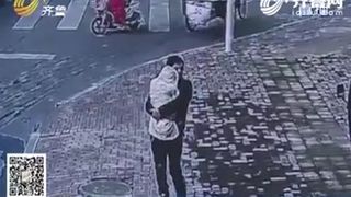 Un barbat a vrut sa isi vanda bebelusul contra sumei de 11.000 de euro pentru a-i cumpara sotiei o masina