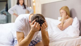 Un barbat din Iasi locuieste in aceeasi casa cu cele doua iubite. Una i-a daruit cinci copii, iar alta este insarcinata