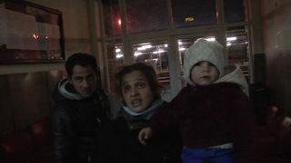 O familie s-a mutat in gara din Campina. Parintii intretin relatii intime in sala de asteptare, iar copilul de doi ani doarme in ger