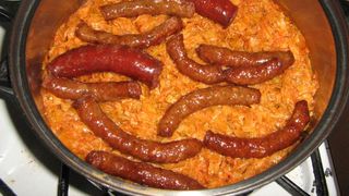 Probabil faci de mult timp varza calita cu carnati, dar nu stiai acest secret. Adauga ingredientul care va schimba tot gustul. E delicios