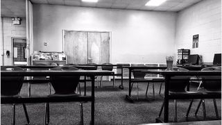 Mesajele emotionante ale unui profesor cand a vazut ca niciun elev nu a mers la ora: "De fiecare data cand aud o usa, ma asez si zambesc, insa nimeni nu intra in clasa. Mor pe dinauntru"