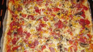 Reteta perfecta pentru duminica seara. Pizza casei. Se prepara cu ce ai prin frigider, dar daca urmezi reteta de blat, iese delicioasa