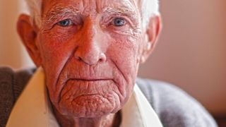 Un pensionar din Botosani, inamicul numarul 1 al ANAF-ului! I-ar mai trebui 2000 de ani de viata sa-si plateasca o datorie la stat!