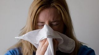 Gripa a debutat mai devreme in acest sezon, AH3N2 este mai virulent. Care sunt simptomele si ce trebuie sa faceti