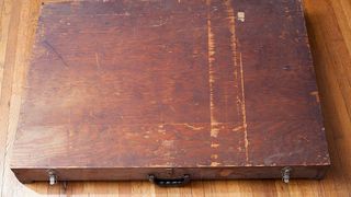 Un barbat a gasit o cutie de lemn misterioasa intr-un cos de gunoi. A avut parte de o surpriza de proportii cand a deschis-o