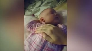 O mama s-a filmat in timp ce isi "loveste" bebelusul. Motivul pentru care face asta insa este tulburator