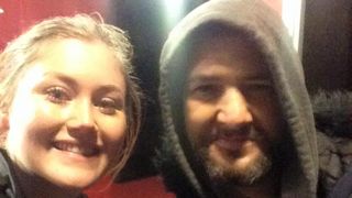 A pierdut trenul si ramas in toiul noptii sigura in gara. Ce s-a intamplat cand a gasit-o un om al strazii