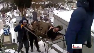 Un bunic de 75 de ani locuieste intr-un salas pentru ca fiul are un apartament prea mic. Batranul a fost salvat in ultima clipa de la moarte