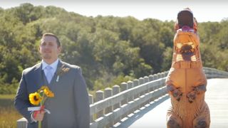 O mireasa s-a imbracat intr-un costum de dinozaur la nunta, iar reactia sotului este neasteptata