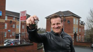 Un milionar ofera gratuit o casa cu trei camere de 120.000 de lire sterline unei familii nevoiase