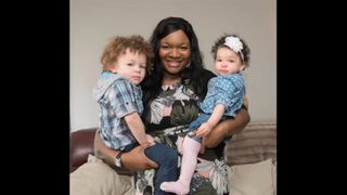 Ea este singura femeie de culoare care a adus pe lume doi copii albi. Sansele sunt de 1 la 1 milion