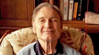 Un batran de 76 de ani care sufera de dementa a fost abandonat de sotie si fiu intr-o parcare