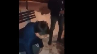 Baiat de 11 ani din Brasov, batut crunt de o adolescenta. Desi copilul plange, fata nu se opreste