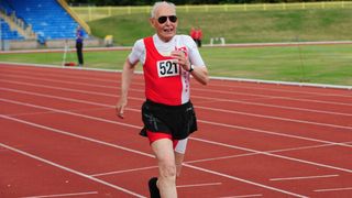 Un batranel de 97 de ani detine dublul record mondial la sprint! Pensionarul a dezvaluit care e secretul longevitatii