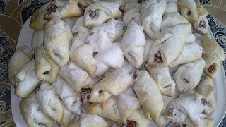 Cum sa faci cornulete pufoase cu dulceata care se topesc in gura. Reteta furata de la bunica