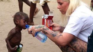 Copilul nigerian abandonat de parinti si lasat sa moara de foame pe strazi a inceput scoala. E de nerecunoscut!