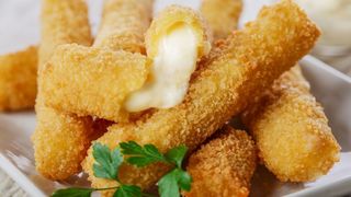 Ti-e pofta de ceva gustos si hranitor? Iata cum prepari cel mai crocant cascaval pane