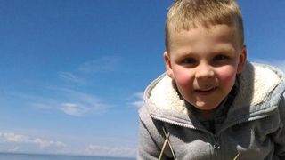 Prima fotografie cu Yanis, baietelul de 5 ani, ucis pentru ca a facut pe el