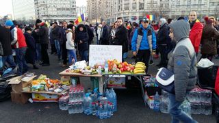 El e antreprenorul care a dus 300 de kilograme de fructe si apa protestatarilor din Piata Victoriei in fiecare zi. De ce face acest lucru