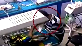 Un angajat al spitalului i-a rupt piciorul unui bebelus de trei zile pentru ca plangea