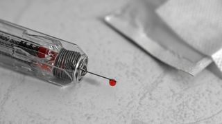 Pacienti infectati cu HIV de catre asistenti care refoloseau echipamentele medicale