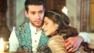 Sultana Kosem (Beren Saat), in bratele sotului ei! Cat de mult seamana partenerul ei de viata cu sultanul Ahmet din serial
