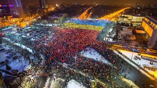 Un protestatar si-a cerut iubita in casatorie, ieri, in Piata Victoriei. Imaginile care au facut inconjurul internetului