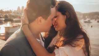 De ce se saruta oamenii? Unul dintre cele 7 lucruri pe care corpul uman le face fara ca stiinta sa le poate explica