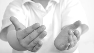 Cristi, un tanar abandonat, vrea sa-i gaseasca pe cei "care-i poarta acelasi sange", la 29 de ani de la adoptie