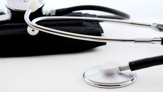 "Stiti ca de multe ori nu avem bani sa ne luam un covrig". Mesajul dur al unei tinere mamici, medic rezident