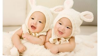 O pensionara de 64 de ani a adus pe lume gemeni. Fetita si baietelul sunt perfect sanatosi