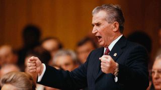 Asa arata primul pasaport al lui Nicolae Ceausescu! Liderul comunist a iesit pentru prima data din tara in timpul razboiului, in martie 1945, cand s-a dus in Bulgaria!