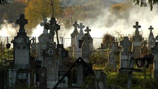 Scene socante la cimitir. Un barbat mort este smuls din sicriu pentru o datorie neplatita