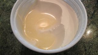 Adevarul despre lichidul care se formeaza deasupra iartului si de ce nu ar trebui sa-l arunci niciodata