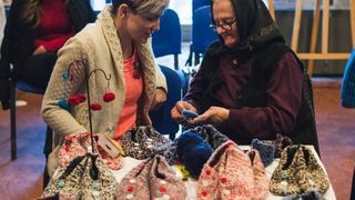 Povestea bunicii de 71 de ani din judetul Alba care croseteaza botosei de lana. Produsele sale au ajuns si la Bruxelles sau in Finlanda