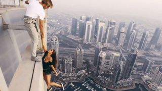 Au facut poza asta in Dubai, iar a doua zi au fost chemati la Politie pentru fapta lor - Ce s-a intamplat cu tanara si iubitul ei