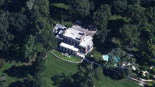 Miliardarul George Soros are o resedinta de vara cat un palat, in SUA! Are piscine, fantani si gradini superbe!