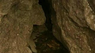 Misterul izvorului din Romania care seaca brusc, ca sa reapara la kilometrii distanta. "Cine bea apa de aici se indragosteste de o fata din satul nostru"