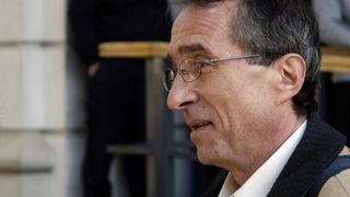 Amintirile fostilor colegi despre studentul Valentin Ceausescu! Baiatul dictatorului era foarte apreciat in facultate: "M-a coplesit cu modestia si tinuta sa impecabila! In pauze fuma, impreuna cu prietena lui, tigarile Kent lungi!"